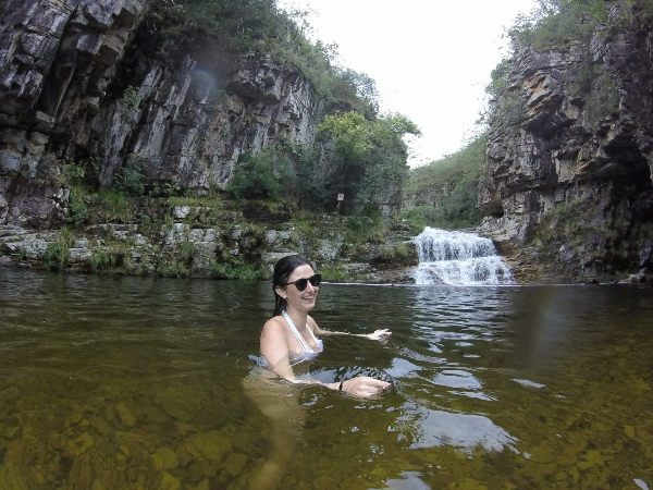 Cachoeira e lago profundo no Paraíso Perdido em Capitólio Minas Gerais