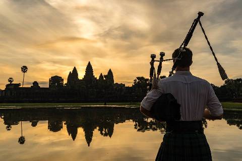 Dessa vez o escocês que viaja pelo mundo tocou sua gaita de fole em Angkor, uma região do Camboja