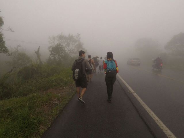 Andando na rodovia no meio da neblina na saída da Trilha da Ferradura em Paranapiacaba SP