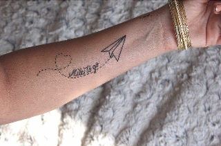 Clássica, as tattoos de avião de papel são uma das tatuagens de viagem preferidas