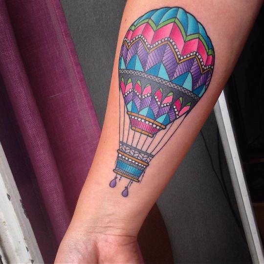 Tatuagem para quem ama viajar e ama as alturas, tattoo de balão representa