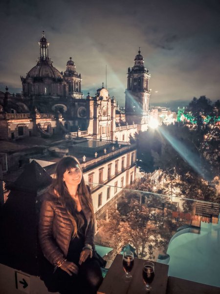 na balada com vista da Catedral Metropolitana da Cidade do México