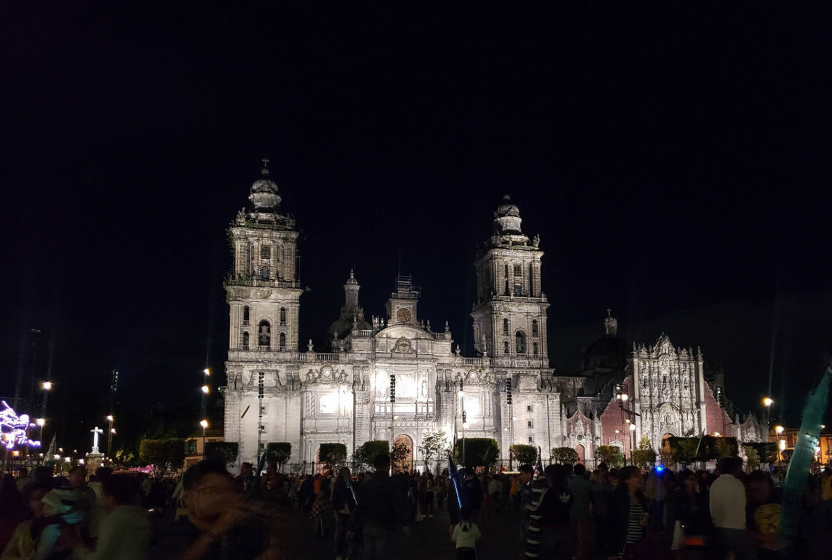 Plaza de La Constitución (Zócalo) de noite no centro da Cidade do México