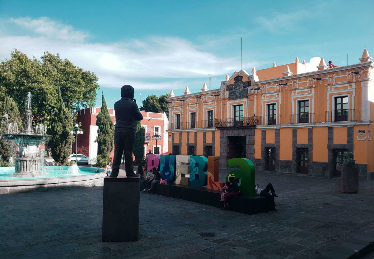 letreiro, fonte, estátua e monumento em Puebla no México