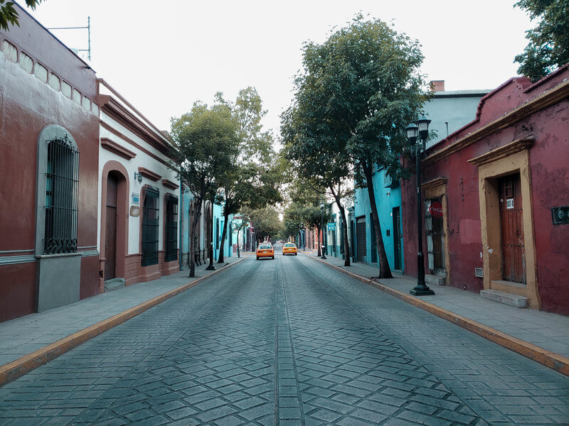 rua estreita com casinhas coloridas em oaxaca no méxico