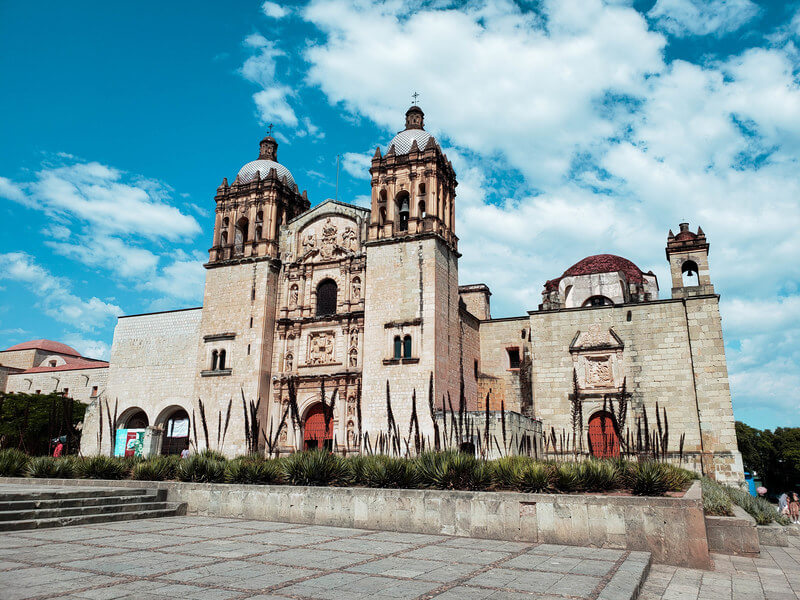 templo de santo domingo e jardim em frente em Oaxaca