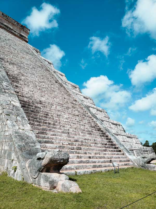 Serpente do El Castillo em Chichén Itzá